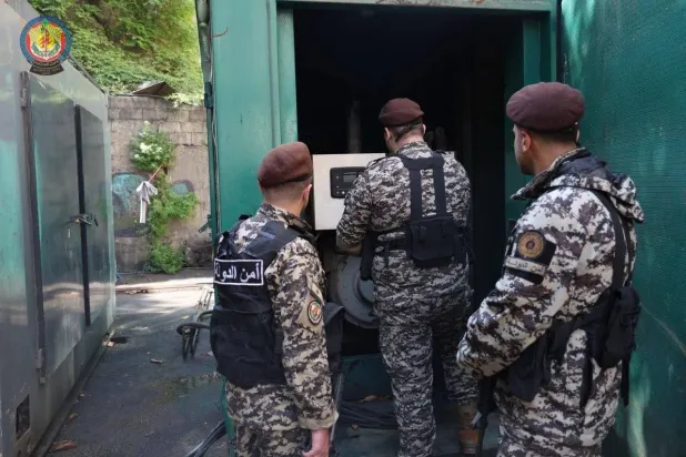 قطع طرق في بيروت على خلفية مداهمة أمنية