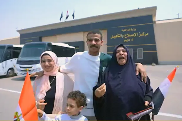 «عفو رئاسي» عن مئات السجناء في مصر