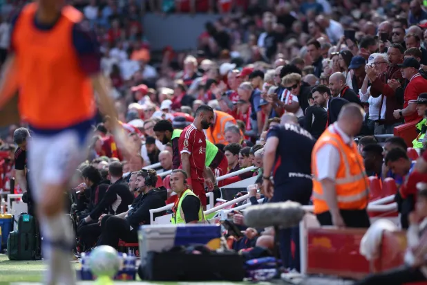 سلوت: خروج صلاح من الملعب مؤشر على أمر ما!