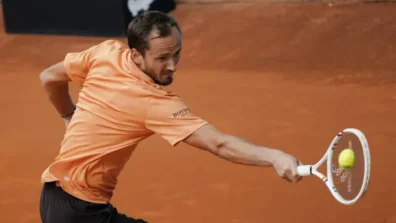 دورة مدريد: ميدفيديف يحقق فوزه الأول على الملاعب الرملية