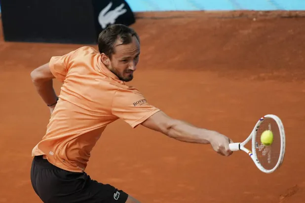 دورة مدريد: ميدفيديف يحقق فوزه الأول على الملاعب الرملية