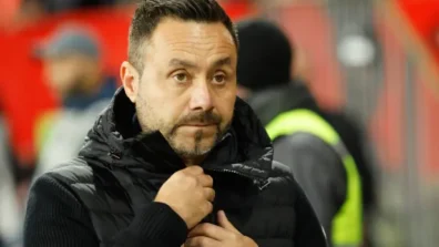 دي تسيربي: سولانكي يعاني من مشكلة عضلية وسيمونز أصيب في الركبة