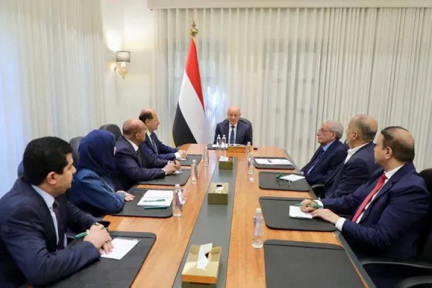 العليمي يشدد على تسريع الإصلاحات واستعادة الثقة الدولية