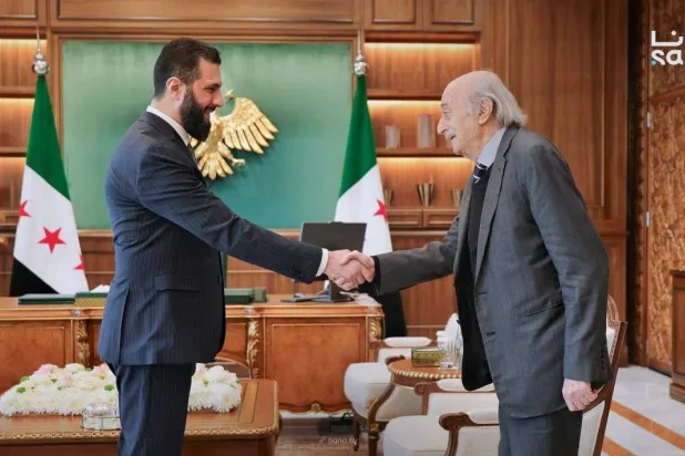 لقاء الشرع – جنبلاط: تجاوز أحداث السويداء وإسقاط «حلف الأقليات»