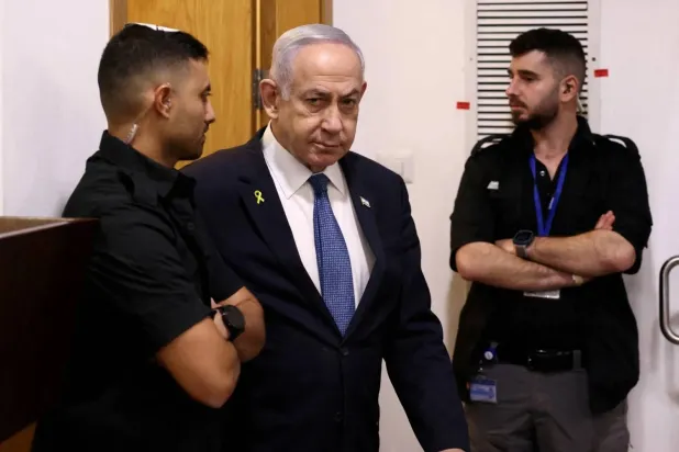 نتنياهو يتلقّى صدمتين: أكبر منافسَيه يندمجان حزبياً… والعفو يبتعد