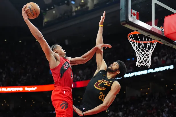 «إن بي إيه»: تورونتو يهزم كليفلاند ويعادل السلسلة