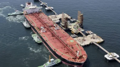 قفزة في أسعار النفط وتراجع العقود الآجلة للأسهم في بداية تعاملات الاسبوع