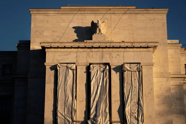 البنوك المركزية الكبرى تسابق الزمن لمواجهة ضغوط أسعار الفائدة