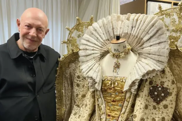 حين «تغنِّي» أزياء الأوبرا… قصة ستيفن رودويل منذ 1983