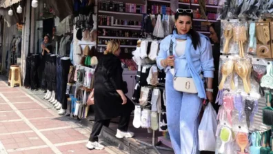 نساء من دون حجاب في إيران… رغم استمرار القيود الصارمة