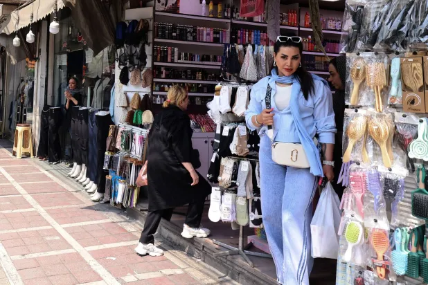 نساء من دون حجاب في إيران… رغم استمرار القيود الصارمة