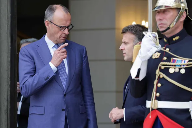 ماكرون يعتزم التواصل مع السلطات في طهران