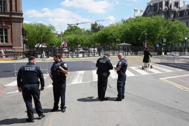 ترمب يسعى لتغيير تسمية وكالة الهجرة والجمارك من «آيس» إلى «نايس»