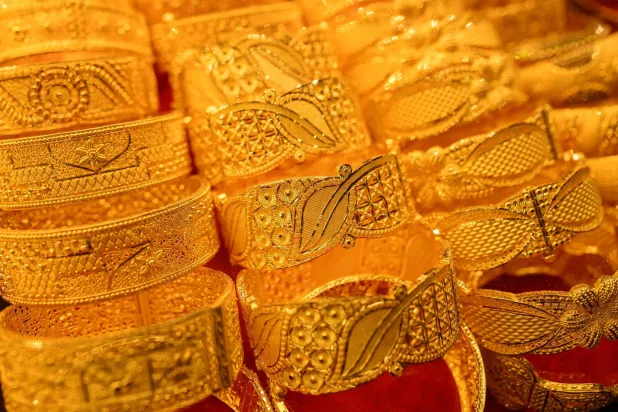 الذهب يتراجع وسط ترقب للمحادثات الأميركية – الإيرانية وقرارات البنوك المركزية