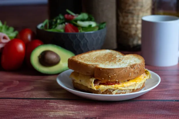 وجبة الإفطار والنوم وزيت السمك… أسرار لاكتساب المرونة النفسية