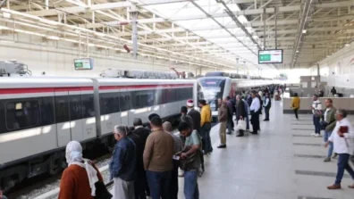 مصريون يجدون في شبكات النقل الجماعي الحديثة «بديلاً آمناً» بعد غلاء الوقود