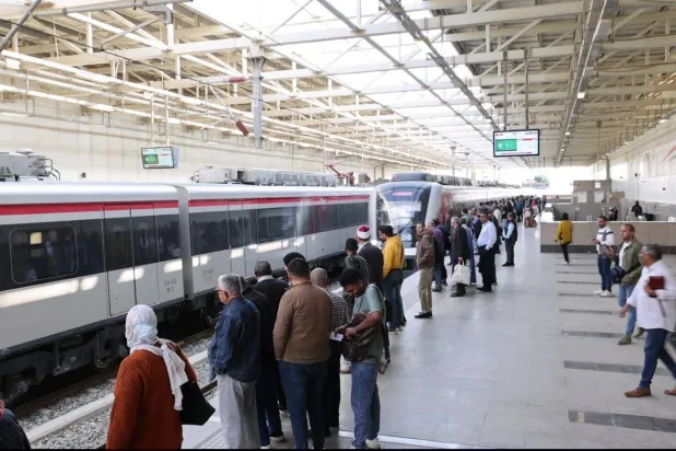 مصريون يجدون في شبكات النقل الجماعي الحديثة «بديلاً آمناً» بعد غلاء الوقود