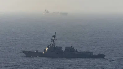 أميركا: صعود جنود من مشاة البحرية على متن سفينة تجارية في بحر العرب