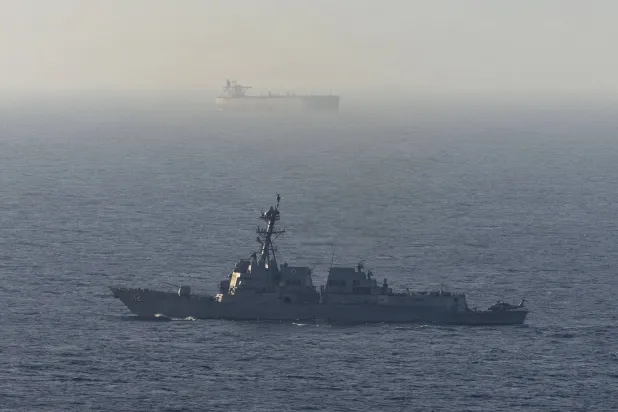 أميركا: صعود جنود من مشاة البحرية على متن سفينة تجارية في بحر العرب