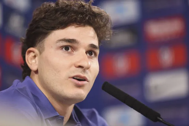 آرسنال ينافس باريس سان جيرمان وبرشلونة على التعاقد مع ألفاريز