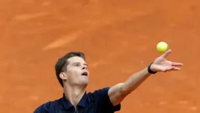 «دورة مدريد»: البلجيكي بلوكس يواصل مغامرته ويصطدم بحامل اللقب