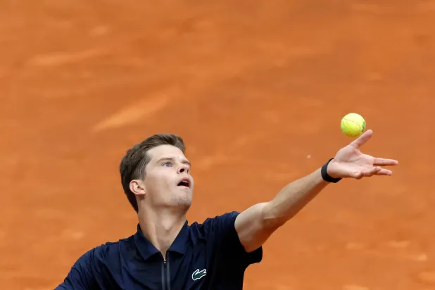 «دورة مدريد»: البلجيكي بلوكس يواصل مغامرته ويصطدم بحامل اللقب