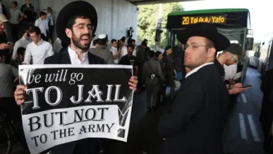 يهود متشددون يقتحمون منزل قائد الشرطة العسكرية بإسرائيل رفضا للتجنيد