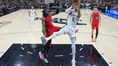 «بلاي أوف»: ويمبانياما يقود سبيرز إلى الدور الثاني لأول مرة منذ 2017