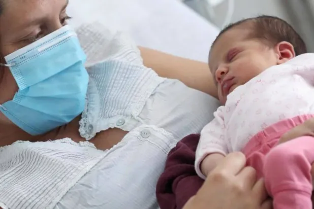 التعرض لتلوث الهواء أثناء الحمل يبطئ مهارات تعلم الكلام عند الرضع