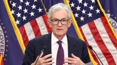 في مؤتمر «الوداع والمواجهة»… باول يهنئ وارش ويعلن بقاءه في «الفيدرالي»