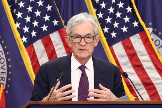 في مؤتمر «الوداع والمواجهة»… باول يهنئ وارش ويعلن بقاءه في «الفيدرالي»