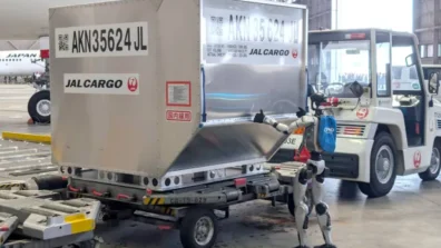 مشهد من المستقبل… مطار ياباني يبدأ استخدام روبوتات بشرية في مناولة الأمتعة