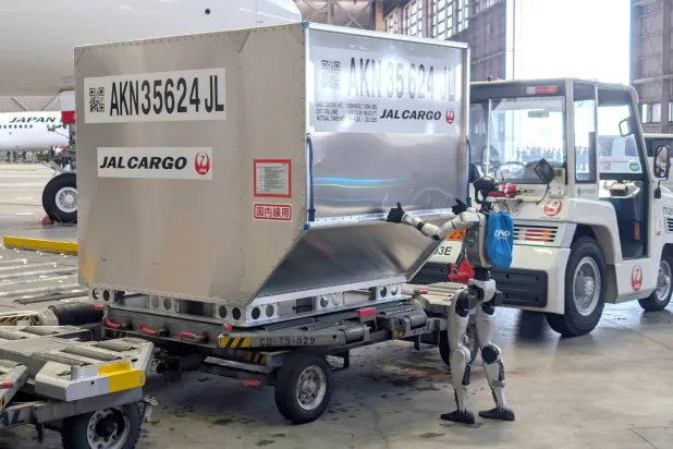 مشهد من المستقبل… مطار ياباني يبدأ استخدام روبوتات بشرية في مناولة الأمتعة