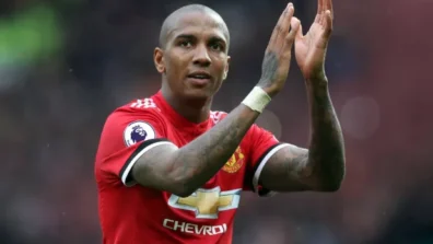 آشلي يونغ يعتزل كرة القدم