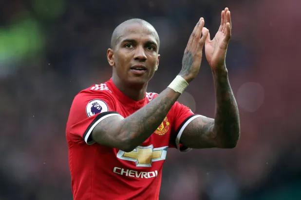 آشلي يونغ يعتزل كرة القدم