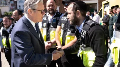 ستارمر يتّهم إيران بمحاولة «إلحاق الأذى باليهود البريطانيين»