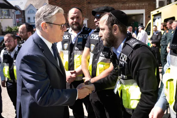 ستارمر يتّهم إيران بمحاولة «إلحاق الأذى باليهود البريطانيين»