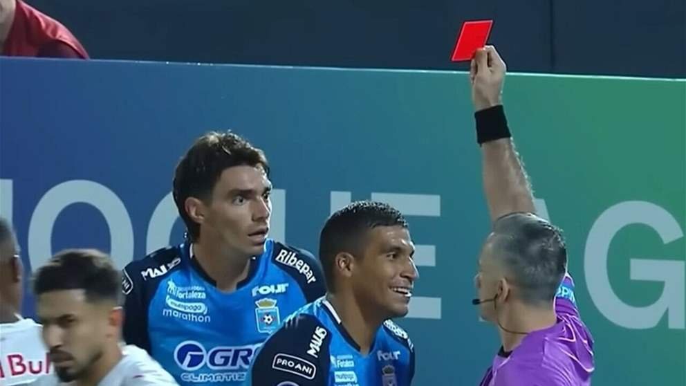 فيديو – تلقى بطاقتين صفراوين في لعبة واحدة وطُرد