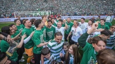 فيديو – زحف جماهيري مذهل لدعم فريق الدرجة الثالثة