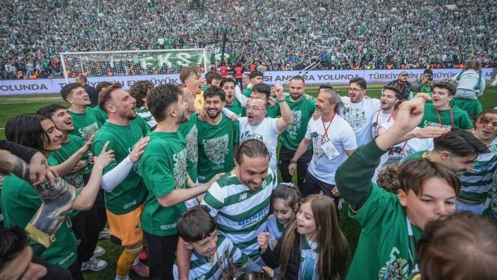 فيديو – زحف جماهيري مذهل لدعم فريق الدرجة الثالثة