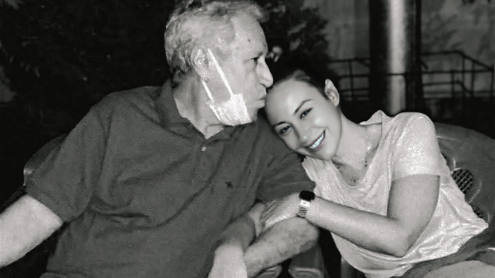 انهيار منة شلبي في جنازة والدها… ونجوم الفن يحيطون بها دعماً في لحظات مؤثرة