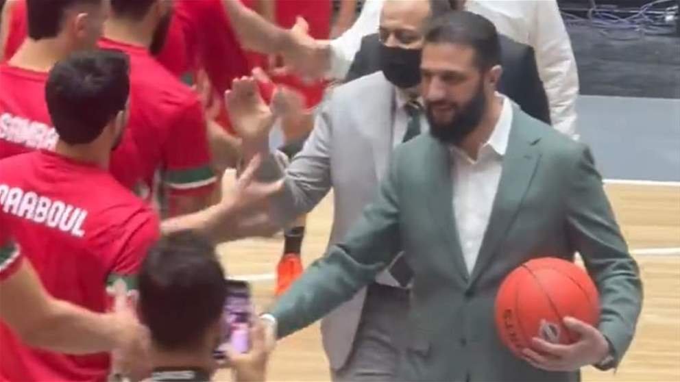 الرئيس السوري أحمد الشرع مع لاعبي منتخب لبنان (فيديو)