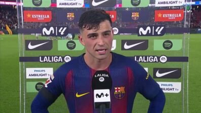 فيديو – بيدري يقطع مقابلة إعلامية للاحتفال مع دي يونغ