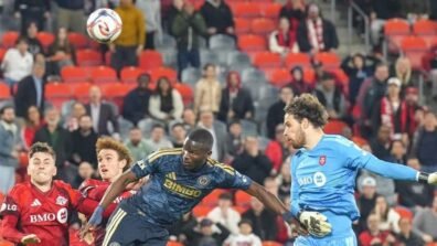 فيديو – حارس المرمى سجّل الهدف القاتل