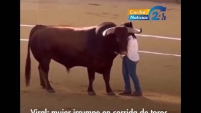 فيديو – سيدة تقتحم حلبة المصارعة وتعانق الثور