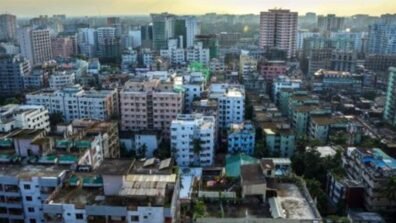 بالفيديو – أب يحتضن طفله وينقذه تحت القطار