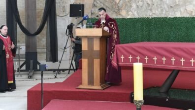 الراعي ذكر في رتبة سجدة المصلوب بترك ممار إنسانية لتمرير المواد الغذائية والأدوية: مدعوون الى أن نكون حملة للنور في زمن الظلمة