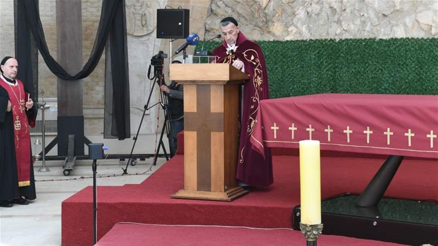 الراعي ذكر في رتبة سجدة المصلوب بترك ممار إنسانية لتمرير المواد الغذائية والأدوية: مدعوون الى أن نكون حملة للنور في زمن الظلمة