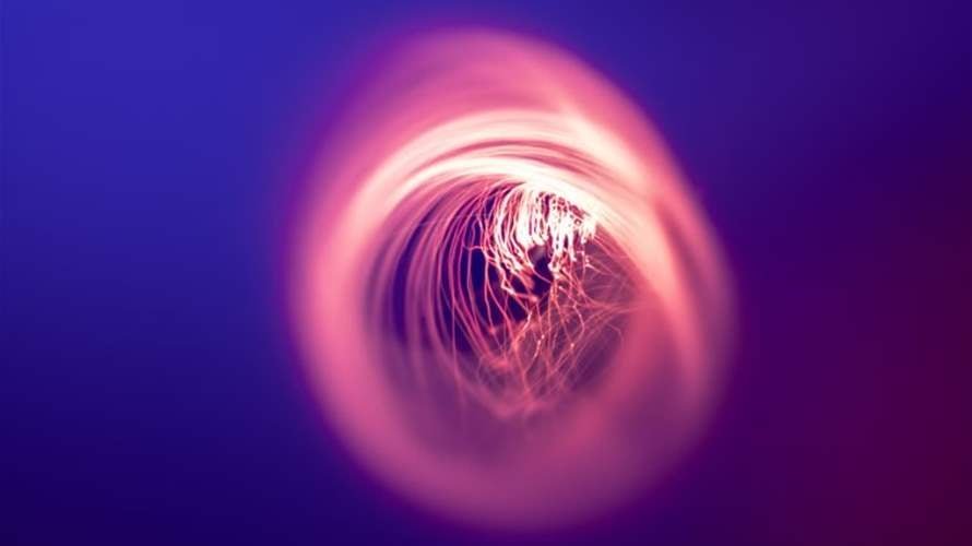 هل يمكن خلق شيء من لا شيء؟ تجربة علمية تفتح بابًا لفهم الكون