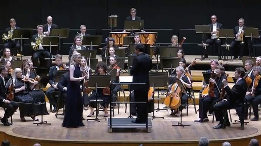 لحظة صادمة في حفل موسيقي… قائد أوركسترا يُسقط كمانًا نادرًا بقيمة مليون جنيه خلال حفل مباشر (فيديو)